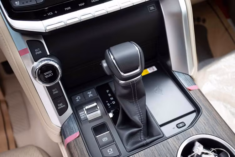 Toyota Land Cruiser 2022 bị loại bỏ động cơ V8 trứ danh, thay vào đó là việc trang bị khối động cơ mới với máy xăng V6, dung tích 3.5 lít, tăng áp kép, sản sinh công suất tối đa 409 mã lực và mô-men xoắn cực đại 650 Nm. Động cơ này giúp Toyota Land Cruiser 2022 có lợi thế về thuế ở Việt Nam nhiều hơn so với bản V8, dung tích 5.7 lít trước đó. Xe được trang bị hộp số tự động 10 cấp hoàn toàn mới