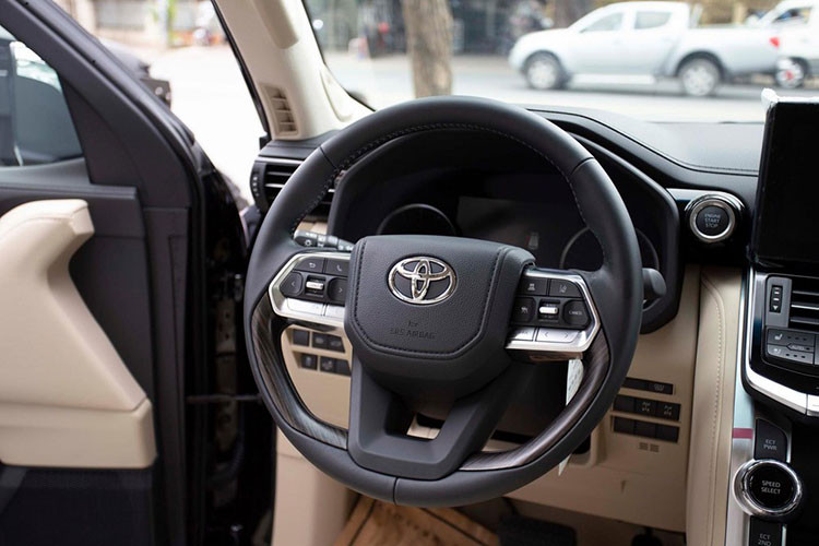 Bên cạnh đó, xe cũng sở hữu hàng loạt các trang bị tiên tiến hỗ trợ người lái bao gồm Hệ thống kiểm soát tích hợp động lực học (VDIM), Hệ thống chống ồn chủ động (ANC), Hệ thống cảnh báo điểm mù (BSM), Hệ thống cảnh báo phương tiện cắt ngang khi lùi (RCTA), Chức năng hỗ trợ vượt địa hình (Crawl control), Camera phát hiện người phía sau (RCD), Camera 360, Phanh tay điện tử,…