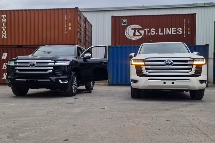 Với mức giá xe Toyota Land Cruiser 2022 chính hãng tại Việt Nam chỉ nhỉnh hơn 4 tỷ đồng, phiên bản VXR nhập khẩu từ Trung Đông về Campuchia trong bài viết này hiện chưa có thông tin mức bán ra, nhưng chắc chắn không hề rẻ.