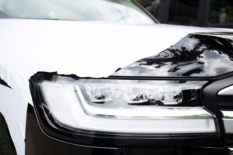 Toyota Land Cruiser thế hệ mới có sự đầu tư ở thiết kế rất hiện đại với điểm nhấn đầu tiên là đôi mắt xe được cấu tạo từ 3 bóng đèn LED cỡ lớn là đặc trưng của vài dòng xe SUV ngày này, bên dưới là dải đèn LED ban ngày cá tính. Phần đầu xe còn gây ấn tượng với lưới tản nhiệt hầm hố, cản va trước khỏe khoắn. Sau 14 năm, cuối cùng Toyota Land Cruiser cũng đã có sự cải tiến ở ngoại hình.