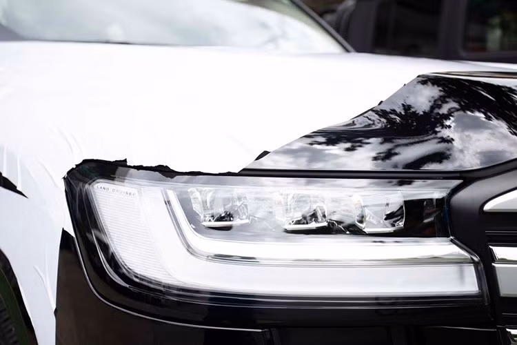 Toyota Land Cruiser thế hệ mới có sự đầu tư ở thiết kế rất hiện đại với điểm nhấn đầu tiên là đôi mắt xe được cấu tạo từ 3 bóng đèn LED cỡ lớn là đặc trưng của vài dòng xe SUV ngày này, bên dưới là dải đèn LED ban ngày cá tính. Phần đầu xe còn gây ấn tượng với lưới tản nhiệt hầm hố, cản va trước khỏe khoắn. Sau 14 năm, cuối cùng Toyota Land Cruiser cũng đã có sự cải tiến ở ngoại hình.