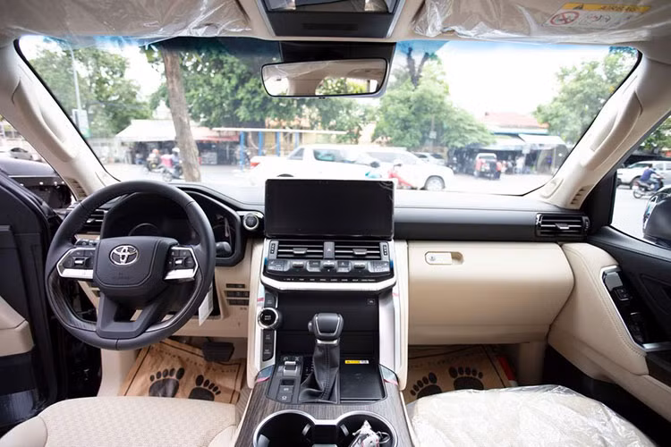 Khoang lái của xe Toyota Land Cruiser 2022 tập trung theo hướng người lái dễ sử dụng nhất bao gồm vô-lăng điều chỉnh điện, màn hình giải trí 12,3 inch có kết nối Apple CarPlay và Android Auto, màn hình kính lái HUD và bảng đồng hồ xe được tăng kích thước lên 7 inch. Xe còn có hệ thống điều hòa tự động 4 vùng với bộ lọc ion, loa JBL và hệ thống xác thực dấu vân tay hay hệ thống Toyota Safety Sense. 