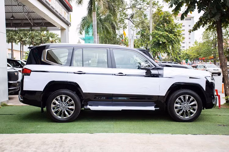 Cặp đôi xe Toyota Land Cruiser VXR hoàn toàn mới đầu tiên về Campuchia mang màu đen và trắng. Những hình ảnh chi tiết về Toyota Land Cruiser 2022 mới xuất hiện ở xứ sở chùa tháp cho thấy ngoài màu đen, bên trong xe có nội thất bọc da màu kem.