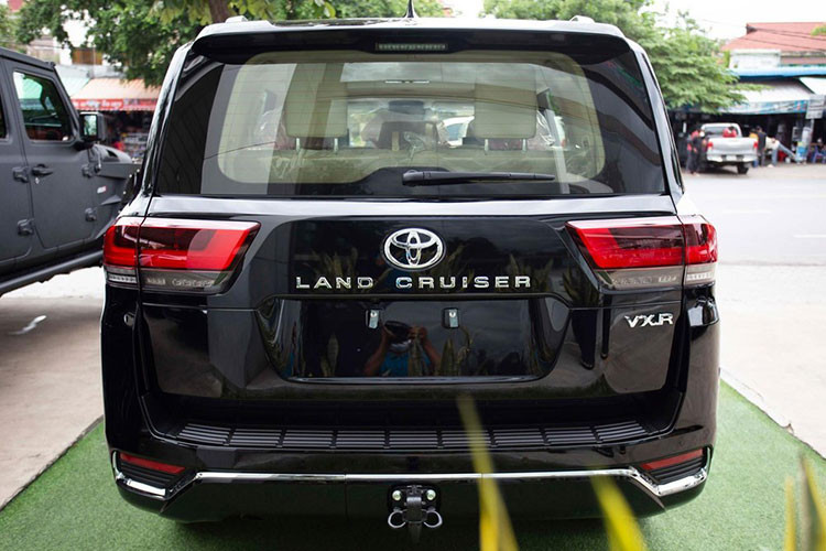 Dòng xe Toyota Land Cruiser 2022 được phát triển dựa trên cơ sở gầm bệ TNGA mới giúp trọng lượng của xe giảm cân đến 200 kg so với thế hệ trước. Dù cân nặng nhẹ hơn nhưng trọng tâm của xe cũng được hạ thấp hơn và quan trọng là độ cứng tốt hơn so với bản trước. Hệ thống treo động lực học điện tử Electronic Kinetic Dynamic Suspension System giúp Toyota Land Cruiser 2022 tăng khả năng bám đường.