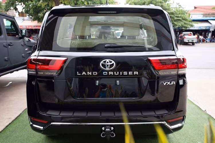 Dòng xe Toyota Land Cruiser 2022 được phát triển dựa trên cơ sở gầm bệ TNGA mới giúp trọng lượng của xe giảm cân đến 200 kg so với thế hệ trước. Dù cân nặng nhẹ hơn nhưng trọng tâm của xe cũng được hạ thấp hơn và quan trọng là độ cứng tốt hơn so với bản trước. Hệ thống treo động lực học điện tử Electronic Kinetic Dynamic Suspension System giúp Toyota Land Cruiser 2022 tăng khả năng bám đường.