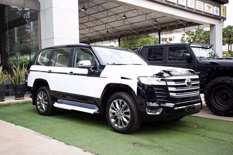 Dù nhiều nước đang khan hàng Toyota Land Cruiser 2022 mới, nhưng một công ty nhập khẩu tư nhân chuyên mang siêu xe cùng các dòng xe đắt tiền về Campuchia cũng đã nhanh chóng mang về nước 1 cặp xe Toyota Land Cruiser VXR 2022 cao cấp, con số này sẽ không dừng lại khi 1 vài công ty khác cho biết sẽ mở công các lô hàng xe trong tuần sau.