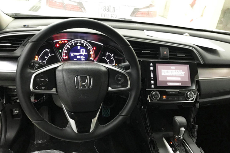 Những trang bị đi kèm Civic gồm; ghế lái điều chỉnh điện tám hướng, điều hòa tự động, cửa gió điều hòa cho hàng ghế sau, các cụm điều khiển hệ thống âm thanh, điều khiển hành trình, chế độ đàm thoại rảnh tay được tích hợp trên vô lăng, hệ thống âm thanh chất lượng cao với 8 loa... màn hình cảm ứng 7 inch hỗ trợ kết nối smartphone.