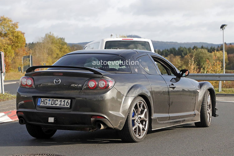 Động cơ sử dụng kim phun nhiên liệu phun xăng trực tiếp vào buồng đốt, nhờ đó giảm hiện tượng kích nổ và đồng thời tỉ số nén được tăng lên. 