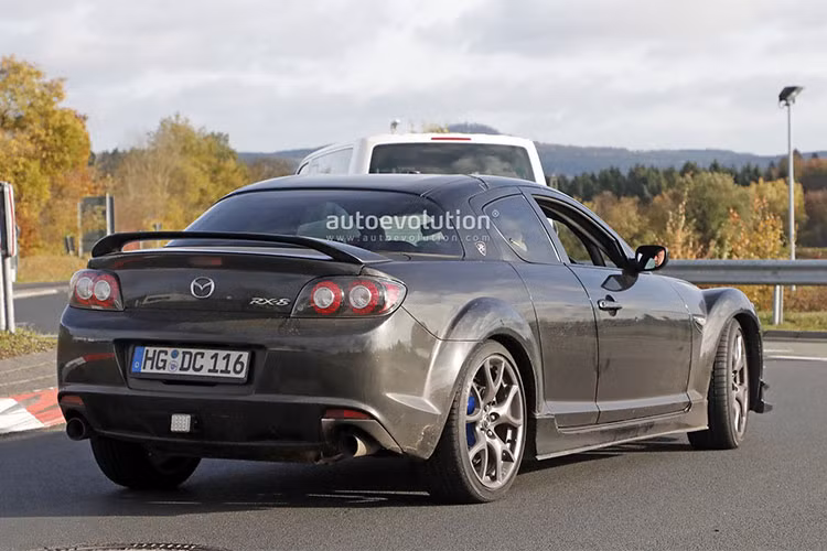 Động cơ sử dụng kim phun nhiên liệu phun xăng trực tiếp vào buồng đốt, nhờ đó giảm hiện tượng kích nổ và đồng thời tỉ số nén được tăng lên. 