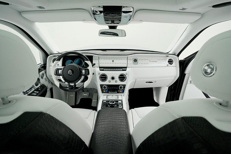 Một sự thay đổi toàn diện bên trong khoang lái của Rolls-Royce Cullinan Billionaire Mansory bao gồm nội thất bọc da màu trắng toàn bộ nhấn nhá thêm carbon và các hoạ tiết màu đen. Da cá sấu cũng xuất hiện ở nội thất chiếc SUV siêu sang bản độ Mansory ở hai bên ghế trước và trên tay vịn phía trước/sau.