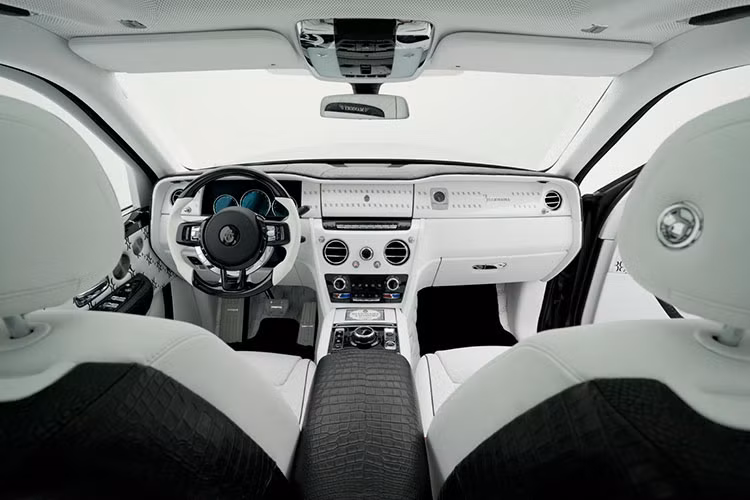 Một sự thay đổi toàn diện bên trong khoang lái của Rolls-Royce Cullinan Billionaire Mansory bao gồm nội thất bọc da màu trắng toàn bộ nhấn nhá thêm carbon và các hoạ tiết màu đen. Da cá sấu cũng xuất hiện ở nội thất chiếc SUV siêu sang bản độ Mansory ở hai bên ghế trước và trên tay vịn phía trước/sau.