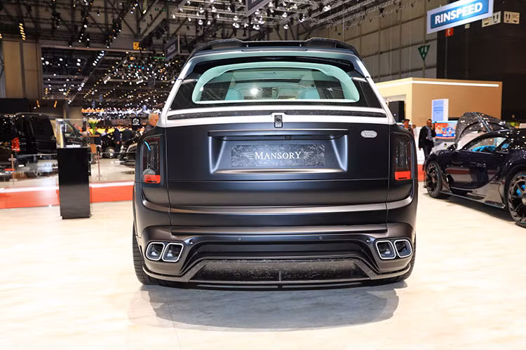 Vòng ra bên hông xe, Rolls-Royce Cullinan phiên bản tỷ phú Mansory có các khe hốc gió mới ở vòm bánh xe, nẹp sườn thể thao và trang bị thêm 1 thanh ngang. Một cánh gió đuôi cố định cỡ lớn bằng sợi carbon trên nóc mui, bộ khuếch tán phía sau cũng đã được thiết kế lại và trang bị thêm 2 ống xả ở mỗi bên cá tính hơn.