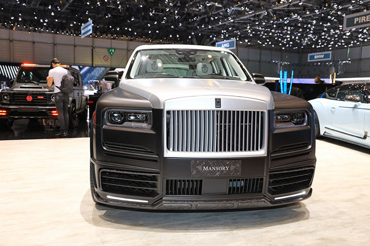 Chiếc SUV siêu sang Rolls-Royce Cullinan đã được hãng Mansory hợp tác phát triển với nhãn hiệu sang trọng Billionaire của Đức. Ngoại thất xe có nước sơn 2 tông màu tương phản rất cá tính. Các sửa đổi bao gồm các khe hút gió lớn hơn, hốc gió hoàn toàn mới. Cản va trước của xe thiết kế lại hoàn toàn.
