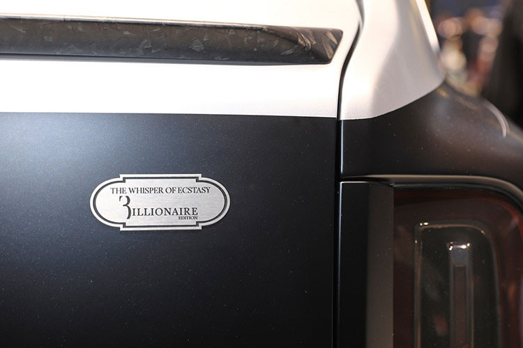 Ngoại hình của chiếc SUV siêu sang Rolls-Royce Cullinan phiên bản tỷ phú Mansory còn có bộ mâm đa chấu "khổng lồ" có kích thước lên đến 24 inch đi kèm lốp có kích thước 295/30. Nếu không thích bộ mâm như chiếc xe trưng bày tại triển lãm Geneva 2019, Mansory không thiếu các mâm độ cho Rolls-Royce Cullinan để khách hàng lựa chọn, chỉ sợ khách không đủ thời gian.