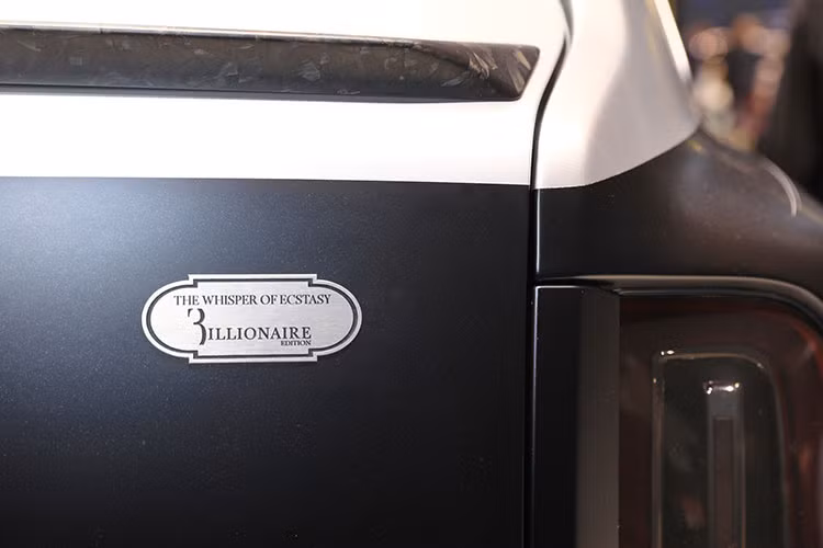 Ngoại hình của chiếc SUV siêu sang Rolls-Royce Cullinan phiên bản tỷ phú Mansory còn có bộ mâm đa chấu "khổng lồ" có kích thước lên đến 24 inch đi kèm lốp có kích thước 295/30. Nếu không thích bộ mâm như chiếc xe trưng bày tại triển lãm Geneva 2019, Mansory không thiếu các mâm độ cho Rolls-Royce Cullinan để khách hàng lựa chọn, chỉ sợ khách không đủ thời gian.