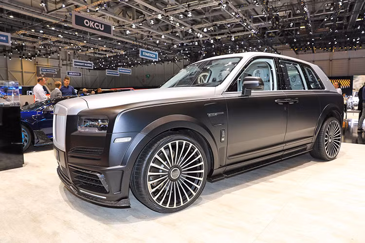 Mức giá xe Rolls-Royce Cullinan Billionaire Mansory lên đến 785.000 Euro, (tương đương 887.000 đô la hay 20,58 tỷ đồng). Như vậy, chiếc SUV siêu sang Rolls-Royce Cullinan Billionaire của Mansory có giá bán cao hơn 562.000 đô la, tương đương 13,03 tỷ đồng so với 1 chiếc Rolls-Royce Cullinan tiêu chuẩn.