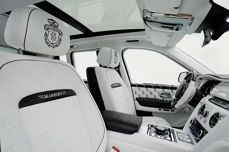 Tên nhà độ Mansory xuất hiện ở ghế ngồi hay logo Billionaire được in nổi trên tựa đầu và các tấm cửa có hoa văn mới cũng là điểm nhấn bên trong khoang lái của chiếc SUV siêu sang Rolls-Royce Cullinan phiên bản tỷ phú Mansory.