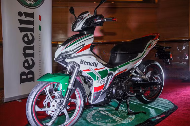 Mẫu xe máy Benelli RFS150i Limited Edition vừa ra mắt tịa thị trường Malaysi được xem là phiên bản đặc biệt của hai mẫu xe côn tay underbone đình đám ở Việt Nam là Yamaha Exciter 150 và Honda Winner 150.