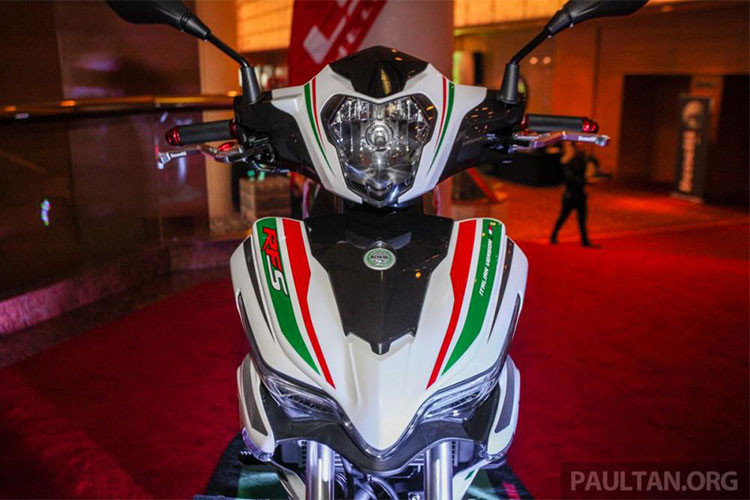 Về trang bị, Benelli RFS150i Limited Edition sở hữu hệ thống chiếu sáng hiện đại với đèn định vị và đèn xinhan ứng dụng công nghệ LED. Đèn pha có thiết kế rất bình thường, nhưng đèn định vị được bố trí ở mặt nạ lại có hình dáng rất ấn tượng, đèn hậu của xe có thiết kế rất sắc sảo.