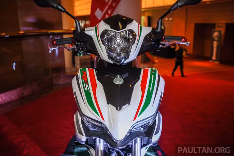 Về trang bị, Benelli RFS150i Limited Edition sở hữu hệ thống chiếu sáng hiện đại với đèn định vị và đèn xinhan ứng dụng công nghệ LED. Đèn pha có thiết kế rất bình thường, nhưng đèn định vị được bố trí ở mặt nạ lại có hình dáng rất ấn tượng, đèn hậu của xe có thiết kế rất sắc sảo.