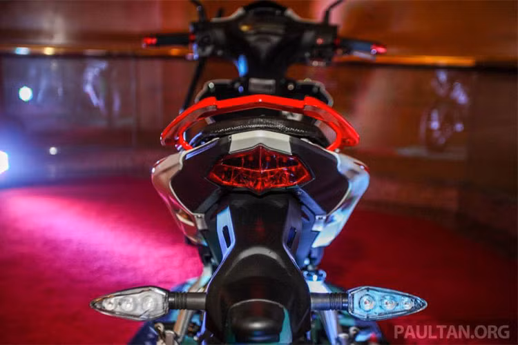 Ngoài dàn áo mới, Benelli RFS150i LE còn thể hiện rõ ở các đường uốn cong ở mặt nạ hay đuôi xe. Kích thước của xe cũng rất nhỏ gọn, ngang ngửa với hai đối thủ Yamaha Exciter 150 và Honda Winner 150.