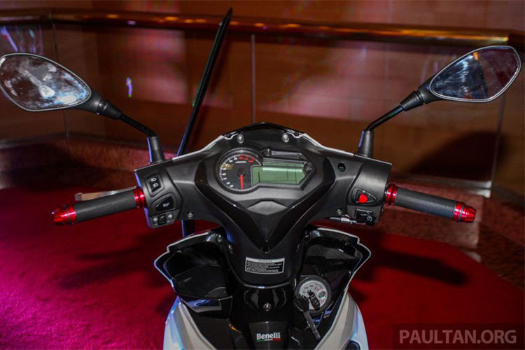 Đồng hồ của Benelli RFS150i Limited Edition vẫn là loại analog hiển thị vòng tua máy kết hợp với màn hình LCD hiển thị vận tốc, lượng xăng, hành trình, cấp số và nhiệt độ. Các nút bấm điều khiển dễ sử dụng.
