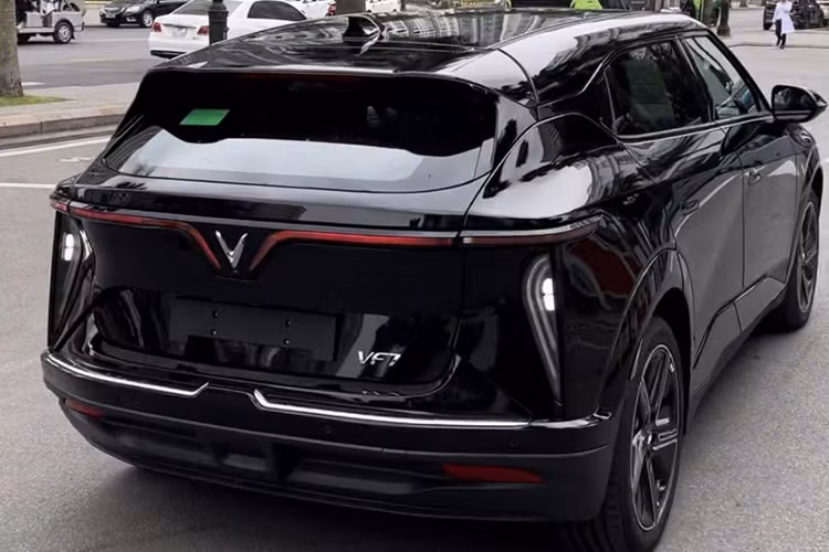 Chiếc VinFast VF7 siêu lướt này sở hữu màu sơn đen bóng. Phần đầu xe nổi bật với dải đèn LED hình cánh chim đặc trưng của VinFast. Gương chiếu hậu chỉnh điện, gập điện, tích hợp đèn báo rẽ và có tính năng sấy mặt gương. Mâm xe dạng 5 chấu, kích thước 20 inch.