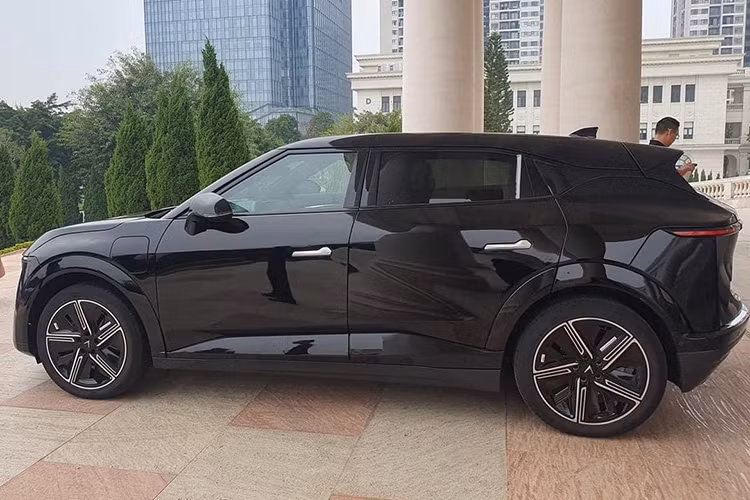 VF7 Plus trang bị 2 động cơ điện có tổng công suất 349 mã lực và mô-men xoắn 500 Nm, cùng hệ dẫn động bốn bánh toàn thời gian. Xe mất 5,8 giây để tăng tốc 0-100 km/h. Vận tốc tối đa 175 km/h. Pin dung lượng 75,3 kWh, cho phép di chuyển quãng đường tối đa 431 km/lần sạc đầy (tiêu chuẩn WLTP). Xe chỉ mất hơn 24 phút để sạc từ 10-70% pin.