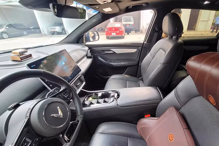 Người bán cho biết nội thất chiếc VF7 Plus sở hữu màu đen, tạo sự đồng nhất với bên ngoài. Với quãng đường di chuyển chỉ 600 km, nhiều khả năng sự xuống cấp nơi nội thất gần như bằng không. Xe có vô lăng thể thao dạng D-cut, kích thước nhỏ và có thể điều chỉnh 4 hướng. Xe không có bảng đồng hồ, thay vào đó là hệ thống hiển thị thông tin lên kính lái HUD.