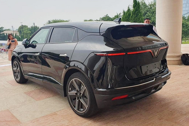 Mẫu xe được hãng trang bị gói dịch vụ thông minh VF Connect, gồm các tính năng thông minh như: trợ lý ảo có khả năng tương tác bằng giọng nói tiếng Việt đa vùng miền, hỗ trợ điều khiển xe và hỏi - đáp, gọi cứu hộ tự động, giám sát và cảnh báo xâm nhập trái phép, theo dõi và hiển thị thông tin về xe theo thời gian thực…