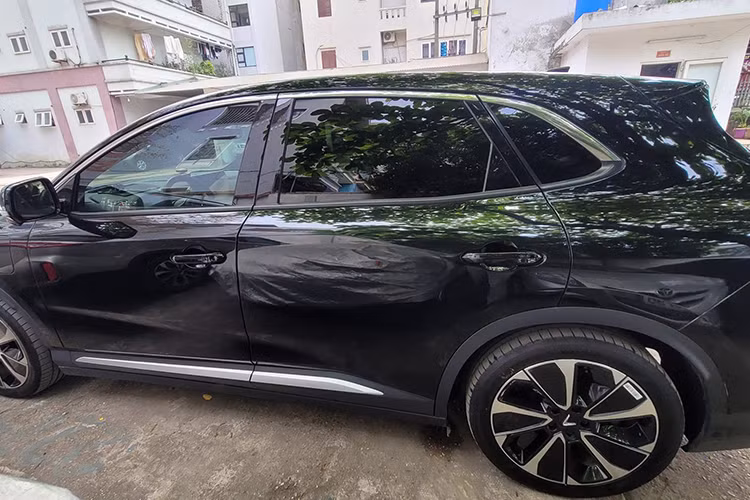 Vinfast VF7 có chiều dài, chiều rộng và chiều cao lần lượt là 4.545mm, 1.890mm và 1.635mm. Xe nằm ở phân khúc SUV/CUV cỡ C, ngang với Mazda CX-5, Hyundai Tucson hay Kia Sportage.