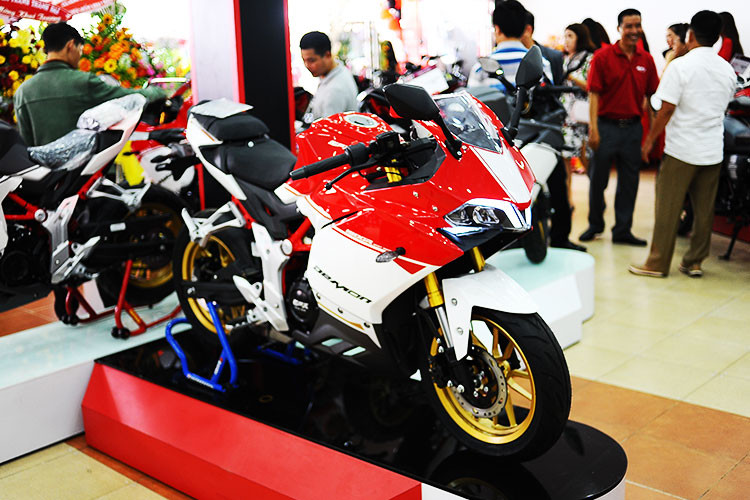 Thương hiệu xe môtô GPX Thái Lan vừa chính thức ra mắt lần đầu tiên đầu tại thị trường Việt Nam với 6 dòng xe đa dạng ở các phân khúc như; Minibike, Classic, Cafe Racer, Naked bike và Sportbike - các mẫu xe này đều sử dụng động cơ 125cc, 150cc và 200cc. Đáng chú ý trong số dòng xe của hãng, nổi bật nhất chính là GPX Demon 150GR mới.