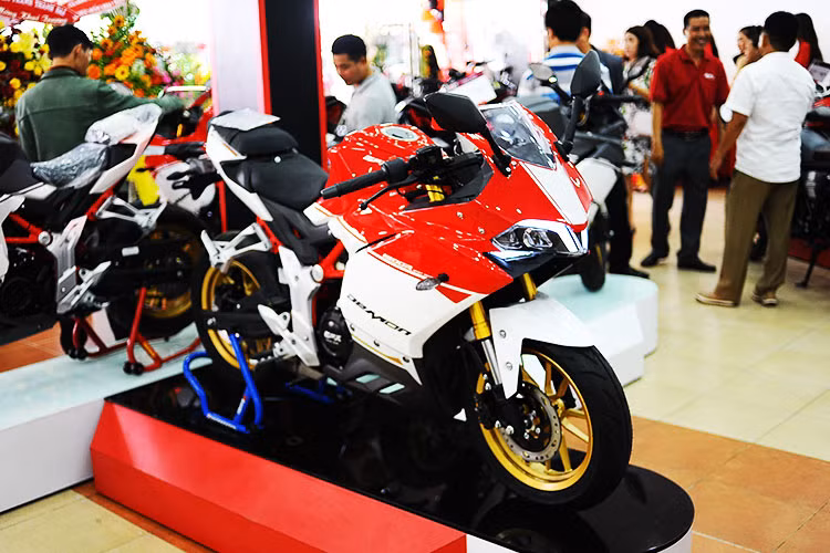 Thương hiệu xe môtô GPX Thái Lan vừa chính thức ra mắt lần đầu tiên đầu tại thị trường Việt Nam với 6 dòng xe đa dạng ở các phân khúc như; Minibike, Classic, Cafe Racer, Naked bike và Sportbike - các mẫu xe này đều sử dụng động cơ 125cc, 150cc và 200cc. Đáng chú ý trong số dòng xe của hãng, nổi bật nhất chính là GPX Demon 150GR mới.