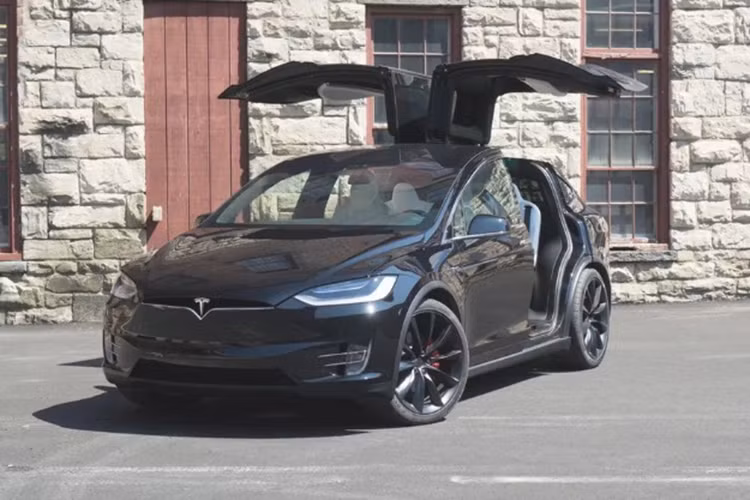 Mang Tesla Model X di an trom, dang tau thoat thi xe het pin