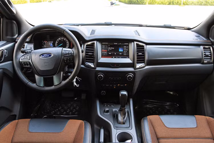 Các trang bị trên xe bao gồm; hệ thống giải trí SYNC 3, 6 loa, màn hình TFT 4,2 inch hiển thị đa thông tin. Điều hòa tự động 2 vùng. Ghế lái chỉnh điện 8 hướng, gương chiếu hậu trong tự động chống chói. Vô-lăng bọc da trợ lực điện, ghế da và nỉ kết hợp...