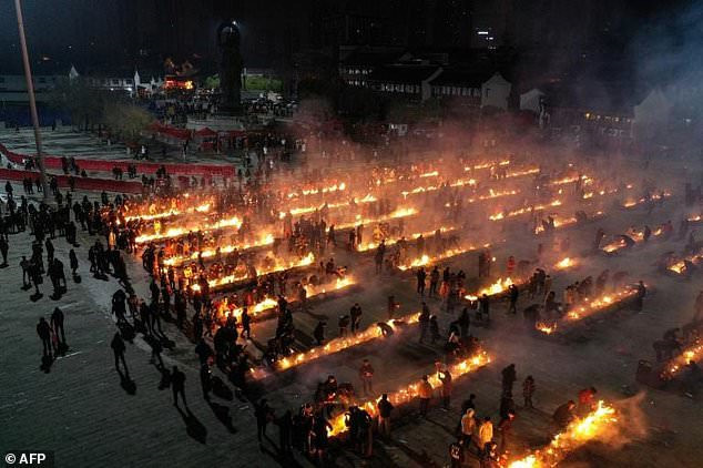 Trong văn hóa Trung Quốc, Thần Tài là vị thần cai quản nguồn tiền của, việc làm ăn. Do đó, nhiều người, nhất là những người làm kinh doanh, rất coi trọng ngày sinh của vị thần.