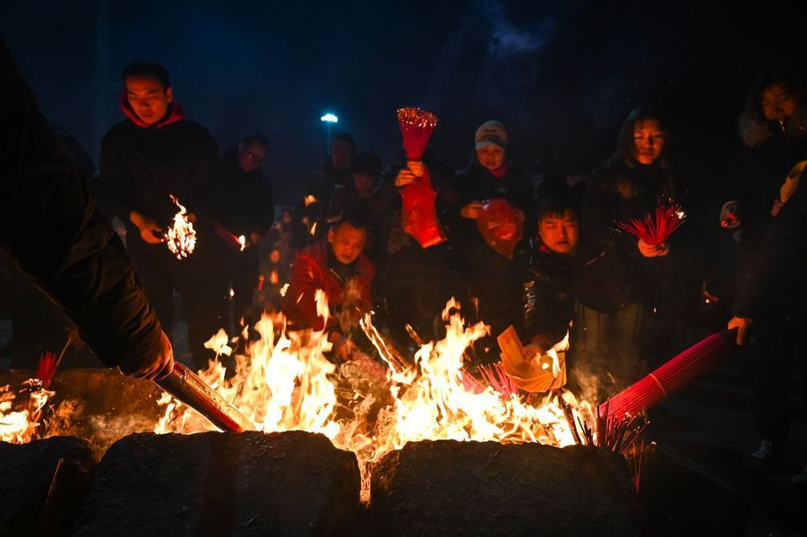 Hoạt động cúng bái Thần Tài ở chùa Quy Nguyên diễn ra từ sáng sớm đến tối mịt.