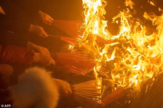 Mọi người thắp hương và đốt vàng mã dâng các lễ vật khác với quy mô lớn hơn nhiều so với bất kỳ lễ hội nào khác ở Trung Quốc.