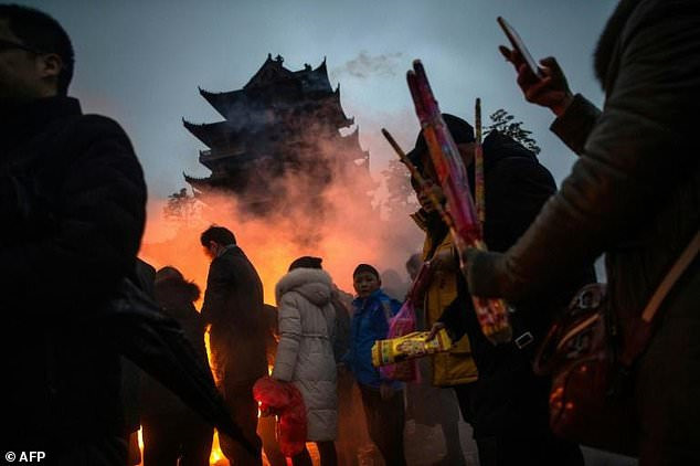 Theo báo chí Trung Quốc, vài năm trở lại đây, ngôi chùa này đón hơn 100.000 mỗi ngày.