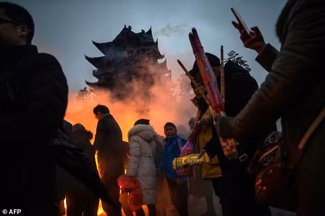 Theo báo chí Trung Quốc, vài năm trở lại đây, ngôi chùa này đón hơn 100.000 mỗi ngày.