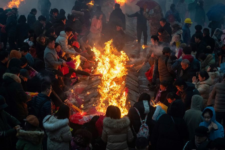 Trong ngày Thần Tài, người Trung Quốc kiêng đến nhà nhau vì sợ mang đến điều xui rủi cho gia chủ. Nhiều người kinh doanh cũng chọn khai trương, bán mở hàng vào dịp này.