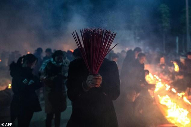 Theo tín ngưỡng dân gian Trung Quốc, ngày sinh của Thần Tài là dịp để người dân tìm đến những nơi rước vị thần để cúng bái, cầu xin.