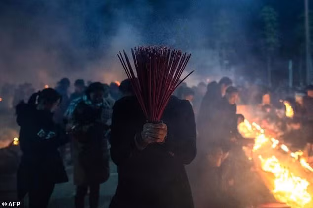 Theo tín ngưỡng dân gian Trung Quốc, ngày sinh của Thần Tài là dịp để người dân tìm đến những nơi rước vị thần để cúng bái, cầu xin.