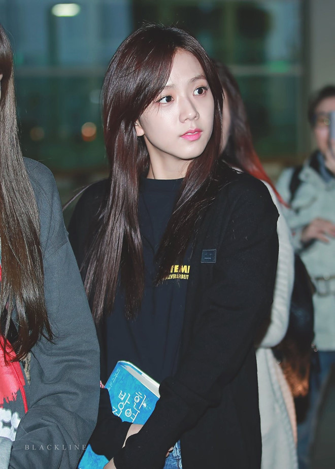 Nhiều người hâm mộ biết Jisoo thích đọc sách và cũng hay bình luận sách với fan của mình. Không ít lần cánh phóng viên chụp được ảnh Jisoo di chuyển với một cuốn sách trên tay.