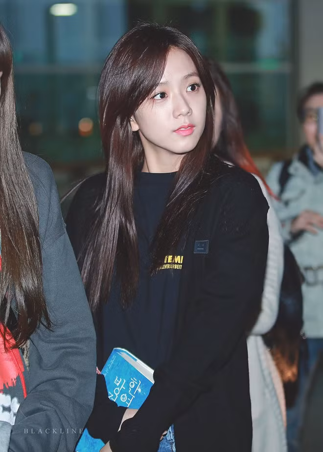 Nhiều người hâm mộ biết Jisoo thích đọc sách và cũng hay bình luận sách với fan của mình. Không ít lần cánh phóng viên chụp được ảnh Jisoo di chuyển với một cuốn sách trên tay.