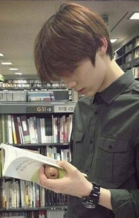 Minhyun (NU'EST): Người hâm mộ từ lâu đã biết Hwang Min Hyun có niềm đam mê với sách. Anh thường xuyên giới thiệu sách trong các chương trình phát sóng cùng nhóm hay của riêng anh. Min Hyun còn nhiều lần xuất hiện với cuốn sách trên tay show thực tế Wanna One Go: ZERO BASE khi còn hoạt động với WANNA ONE.