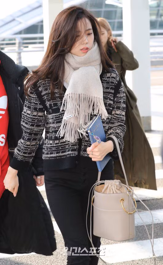 Jisoo cho biết cô có gout đọc sách đa dạng, từ chủ nghĩa hiện thực, trinh thám, hành động, lãng mạn đến thần bí, giả tưởng và triết học. Cô cũng thường khám phá những cuốn tiểu thuyết mới ra mắt.