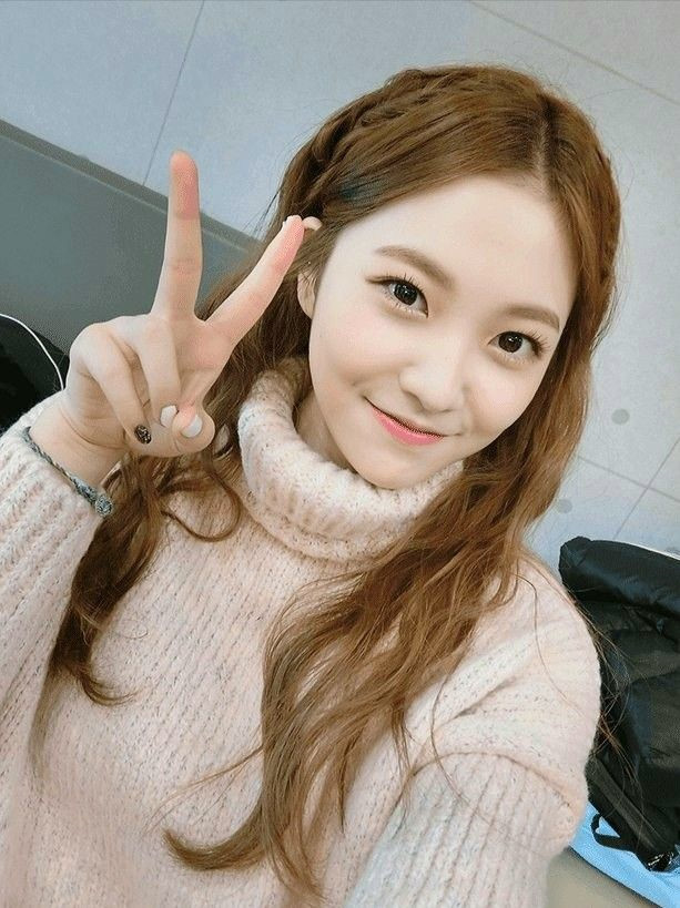 Yeri (Red Velvet): Yeri được đánh giá là một cô nàng mọt sách. Nữ ca sĩ cho biết thường tìm đọc thể loại ly kỳ, tội phạm. Không ít lần em út Red Velvet xuất hiện ở nơi công cộng với những cuốn tiểu thuyết thuộc thể loại này trên tay. Yeri từng khoe một danh sách dài các cuốn sách đã đọc.