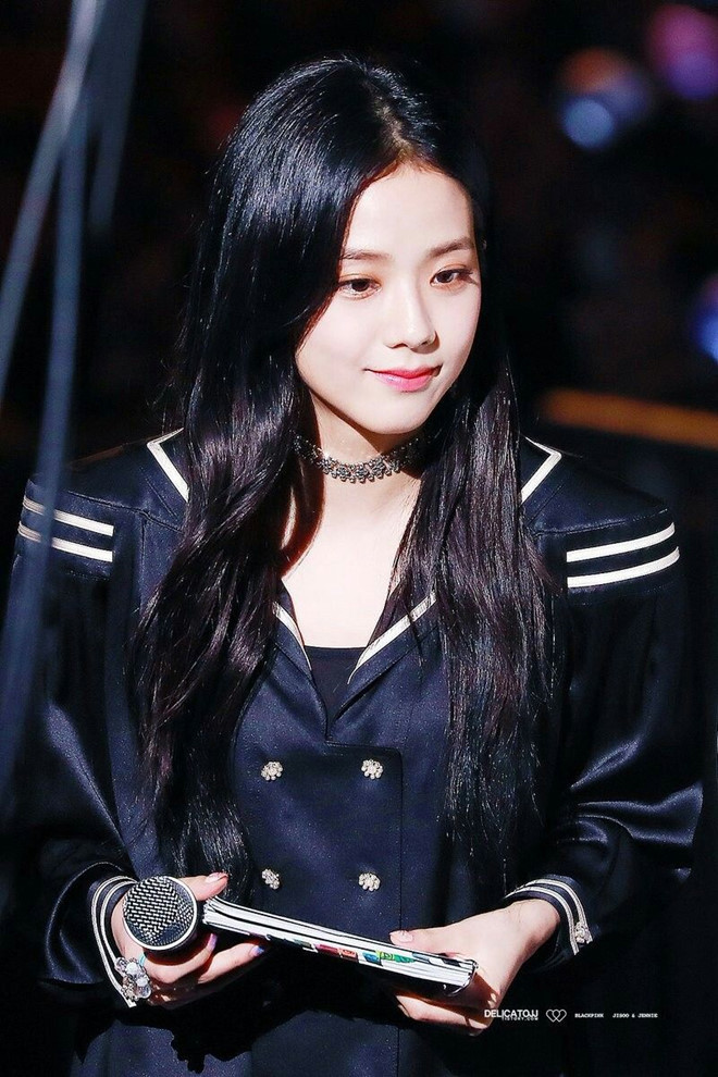 Jisoo (Black Pink): Jisoo cũng là một độc giả cuồng nhiệt. Cô cho rằng việc đọc sách sẽ giúp con người thấu hiểu hơn những triết lý cuộc sống, qua đó sẽ sống một cách tốt đẹp hơn. Cô đặc biệt thích đọc tiểu thuyết của nhà văn Nhật Bản Haruki Murakami, bởi các tác phẩm này giúp cô đánh thức những giá trị ngủ quên bên trong chính mình.