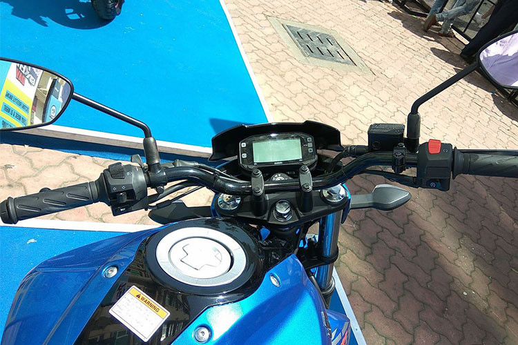 Hai bên thân xe môtô Gixxer ABS mới được trang bị ốp nhựa kèm bộ tem đấu mới, cụm đồng hồ điện tử LCD hiển thị đầy đủ các thông số kỹ thuật. Cụm tay lái rộng với các nút bấm đơn giản, bình xăng thể tích 12 lít. Ở phiên bản FI, Suzuki Gixxer SF ABS có trọng lượng 140 kg.